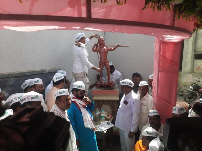 farmers agitation started in puntamba ahmednagar | अहमदनगर: शेतकरी पुतळ्याला दुधाचा अभिषेक, दिंडी काढून पुणतांब्यात आंदोलनाला सुरुवात farmers agitation started in puntamba ahmednagar | अहमदनगर: शेतकरी पुतळ्याला दुधाचा अभिषेक, दिंडी काढून पुणतांब्यात आंदोलनाला सुरुवात