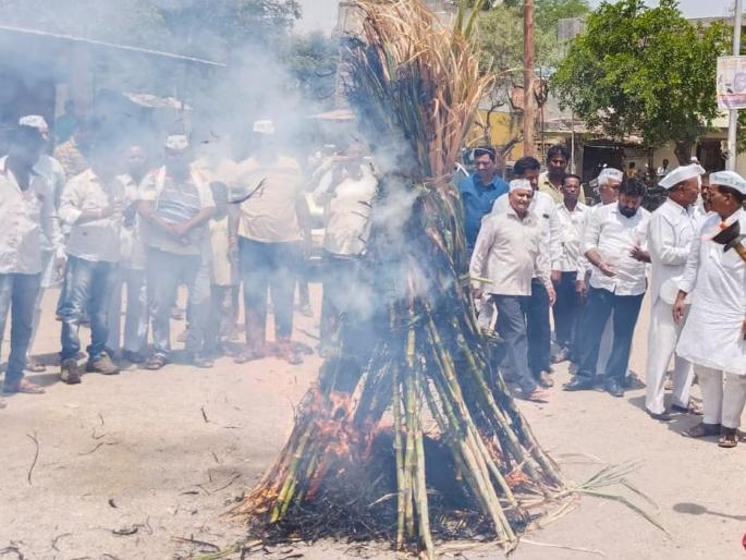 third day of puntamba farmers agitation sugarcane holi | अहमदनगर: पुणतांबा आंदोलनाचा तिसरा दिवस; शेतकऱ्यांनी केली उसाची होळी third day of puntamba farmers agitation sugarcane holi | अहमदनगर: पुणतांबा आंदोलनाचा तिसरा दिवस; शेतकऱ्यांनी केली उसाची होळी