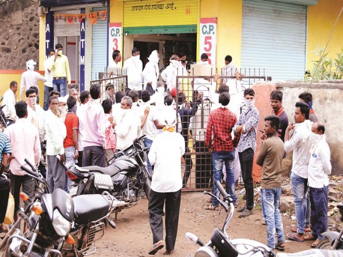 Forcing other fertilizers, medicines for urea from agricultural centers | कृषी केंद्रांकडून युरियासाठी इतर खते, औषधांची सक्ती