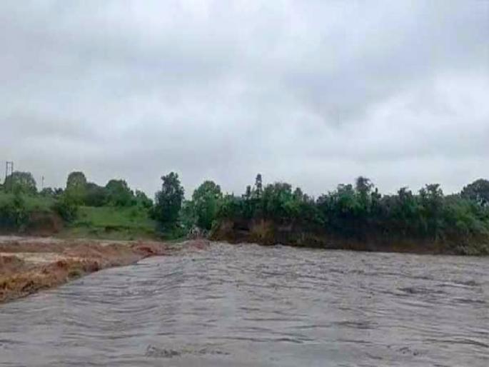 two drunk men swept away in flood, were pulled out of the Soki River by strip swimmers | पुरातून वाचले अन् पोलिसांचे फटके मिळाले, तळीरामांची उतरली झिंग two drunk men swept away in flood, were pulled out of the Soki River by strip swimmers | पुरातून वाचले अन् पोलिसांचे फटके मिळाले, तळीरामांची उतरली झिंग