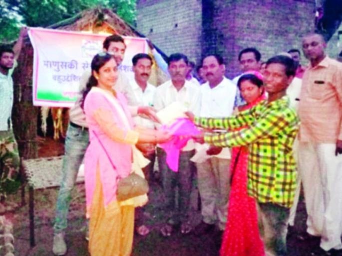 Retired service organizations for flood victims | पूरग्रस्तांसाठी धावल्या सेवाभावी संस्था Retired service organizations for flood victims | पूरग्रस्तांसाठी धावल्या सेवाभावी संस्था