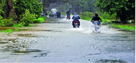 Mahapur in Kolhapur district; Shivaji bridge closed- Life time disrupted: Panchaganga has exceeded the level of risk | कोल्हापूर जिल्ह्यात महापूर; शिवाजी पूल बंद-जनजीवन विस्कळीत : पंचगंगेने धोका पातळी ओलांडली