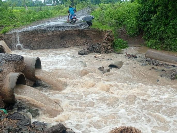 The bridge was swept away by the rain; Shirpur - Washim road closed | पावसामुळे पुल वाहून गेला; शिरपूर - वाशिम मार्ग बंद The bridge was swept away by the rain; Shirpur - Washim road closed | पावसामुळे पुल वाहून गेला; शिरपूर - वाशिम मार्ग बंद