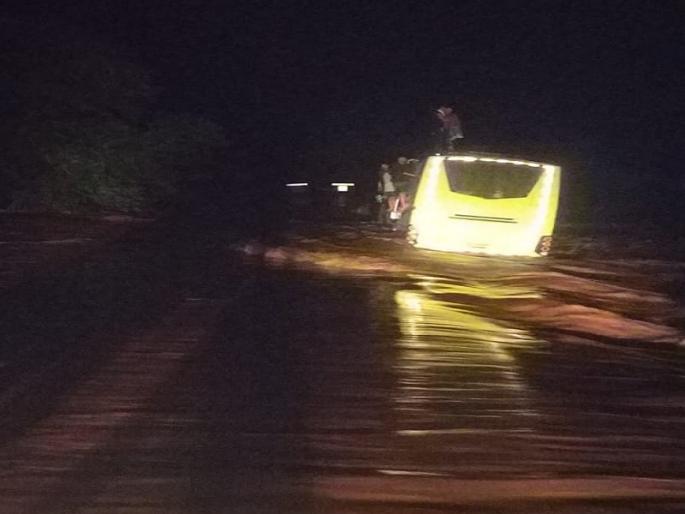 Travels stuck in floods, villagers saves fourteen lives in bhudargad taluqa | चालाकची हुशारी बेतली प्रवाशांच्या जीवावर; पूरात अडकली ट्रॅव्हल्स, ग्रामस्थांनी वाचवले चौदा जणांचे प्राण Travels stuck in floods, villagers saves fourteen lives in bhudargad taluqa | चालाकची हुशारी बेतली प्रवाशांच्या जीवावर; पूरात अडकली ट्रॅव्हल्स, ग्रामस्थांनी वाचवले चौदा जणांचे प्राण