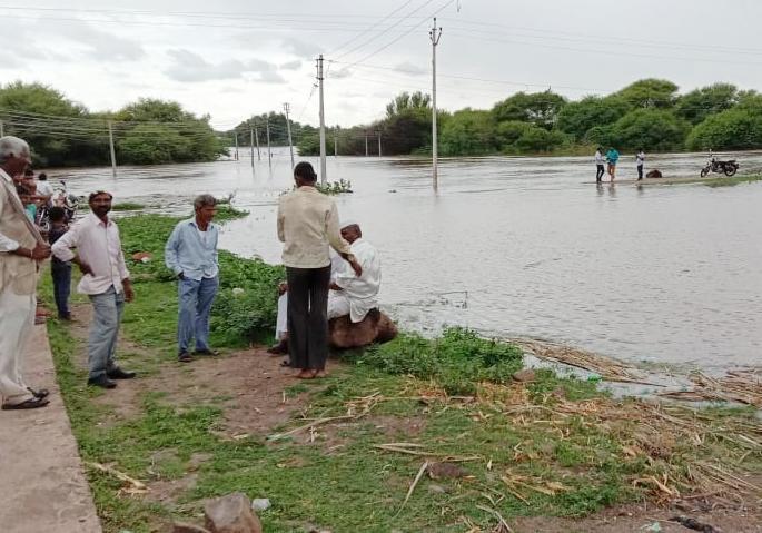 In Pandharpur, three people were injured in old malasirs | पंढरपूर, माळशिरसमधील ७६८७ लोक पुराने बाधित