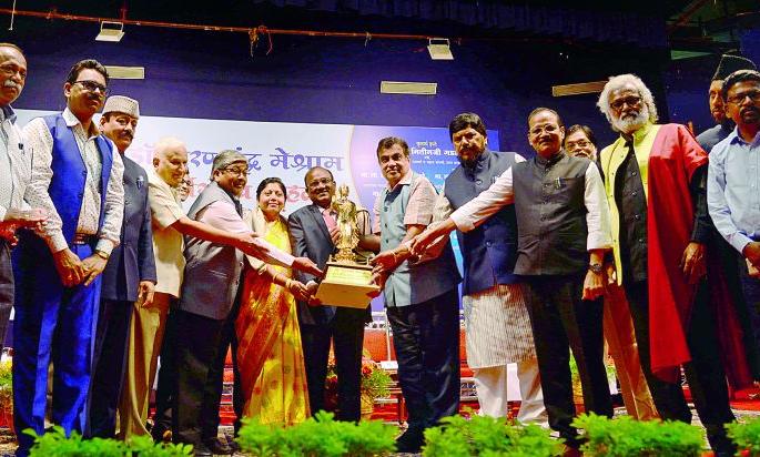 The person who is loyal to thinking should come in politics: Nitin Gadkari | विचारांवर निष्ठा असलेली व्यक्ती राजकारणात यावी : नितीन गडकरी The person who is loyal to thinking should come in politics: Nitin Gadkari | विचारांवर निष्ठा असलेली व्यक्ती राजकारणात यावी : नितीन गडकरी