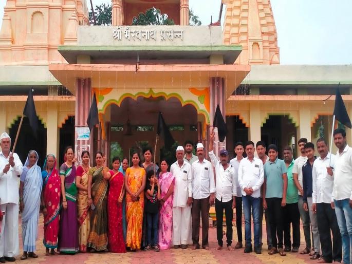 Protest against the Purandar Airport project by erecting black bricks on the house | Pune: घरावर काळ्या गुढ्या उभारून पुरंदर विमानतळ प्रकल्पाला विरोध Protest against the Purandar Airport project by erecting black bricks on the house | Pune: घरावर काळ्या गुढ्या उभारून पुरंदर विमानतळ प्रकल्पाला विरोध
