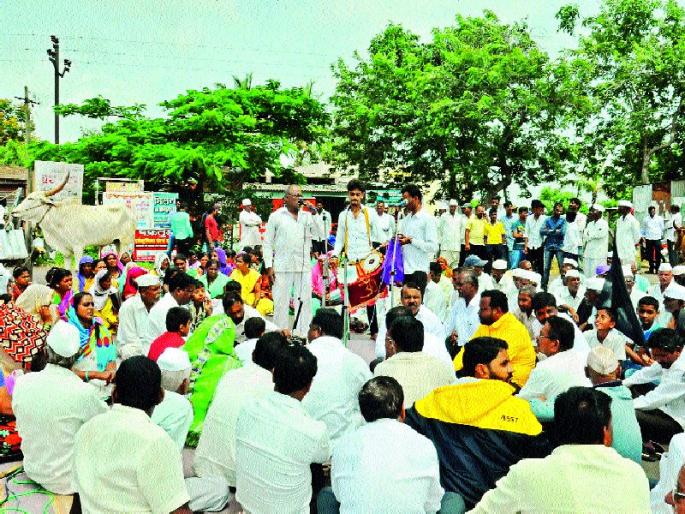 Purandar road to protest against the airport | विमानतळ विरोधासाठी पुरंदरचे रस्ते रोखले Purandar road to protest against the airport | विमानतळ विरोधासाठी पुरंदरचे रस्ते रोखले