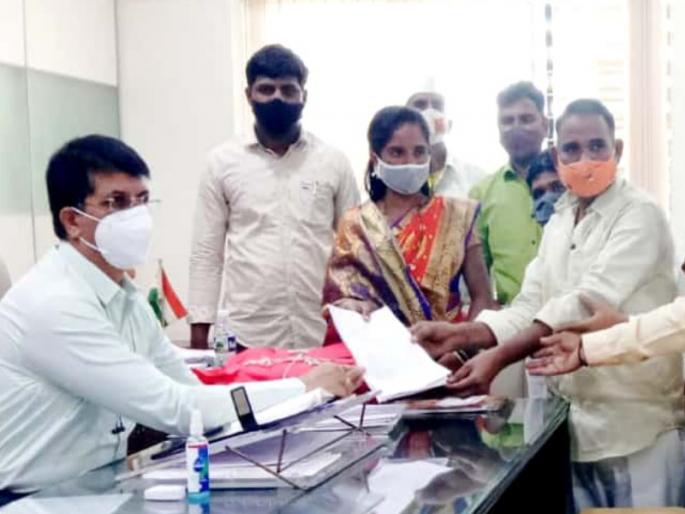 Villagers in Baramati strongly oppose Purandar International Airport; Let's stop trying to grab land | पुरंदर आंतरराष्ट्रीय विमानतळास बारामतीतील ग्रामस्थांचा तीव्र विरोध; जमीन बळकावण्याचा प्रयत्न हाणून पाडू Villagers in Baramati strongly oppose Purandar International Airport; Let's stop trying to grab land | पुरंदर आंतरराष्ट्रीय विमानतळास बारामतीतील ग्रामस्थांचा तीव्र विरोध; जमीन बळकावण्याचा प्रयत्न हाणून पाडू