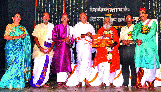 Vedanta welfare of entire mankind | वेदांत संपूर्ण मानवजातीचे कल्याण