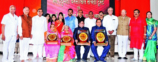 Give Ideal Virgo Award - Shan B. Mujumdar | आदर्श कन्या पुरस्कार द्या - शां. ब. मुजुमदार Give Ideal Virgo Award - Shan B. Mujumdar | आदर्श कन्या पुरस्कार द्या - शां. ब. मुजुमदार