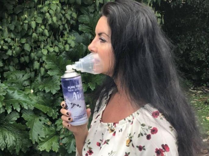 companies selling fresh mountain air in bottle to delhi ncr people | शुद्ध आणि ताजी हवा विकणे आहे! पण त्यासाठी 'इतका' खर्च करायला हवा companies selling fresh mountain air in bottle to delhi ncr people | शुद्ध आणि ताजी हवा विकणे आहे! पण त्यासाठी 'इतका' खर्च करायला हवा