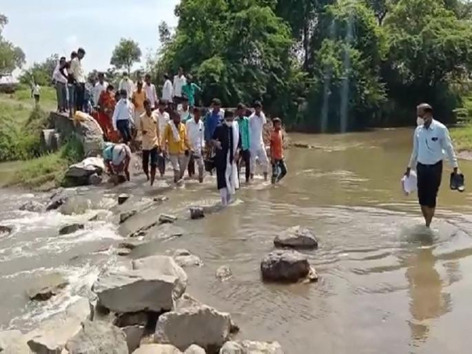 officers getting Sweated by muddy roads; The vehicle of the tehsildar who came for inspection got stuck in the mud | चिखलमय रस्त्याने काढला अधिकाऱ्यांचा घाम; पाहणीसाठी आलेल्या तहसीलदारांची गाडी चिखलात फसली 