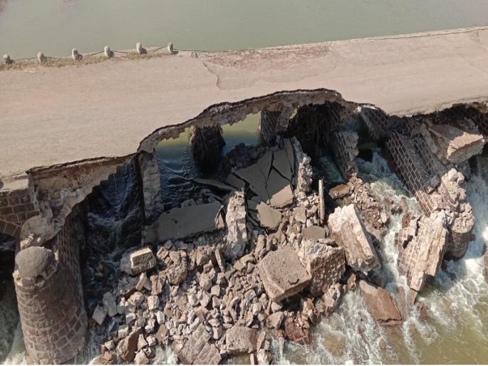 Nizam's era bridge over the Purna river collapses on Jalana- jalagaon road | पूर्णा नदीवरील निझामकालीन पूल कोसळला Nizam's era bridge over the Purna river collapses on Jalana- jalagaon road | पूर्णा नदीवरील निझामकालीन पूल कोसळला