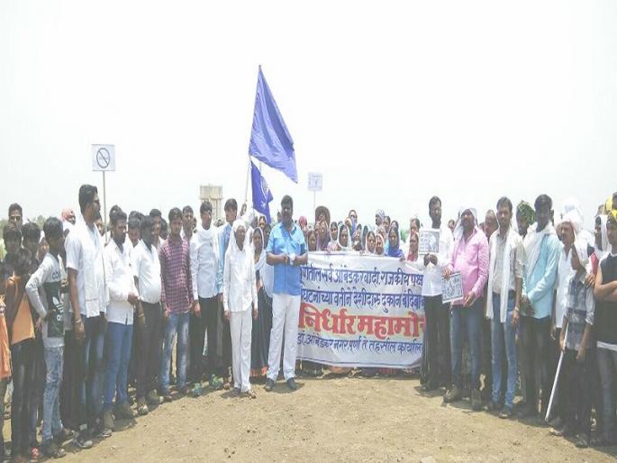 Close the liquor shop! Citizens march on purna tahasil office | देशी दारूचे दुकान बंद करा ! पूर्णा तहसील कार्यालयावर नागरिकांनी काढला मोर्चा Close the liquor shop! Citizens march on purna tahasil office | देशी दारूचे दुकान बंद करा ! पूर्णा तहसील कार्यालयावर नागरिकांनी काढला मोर्चा