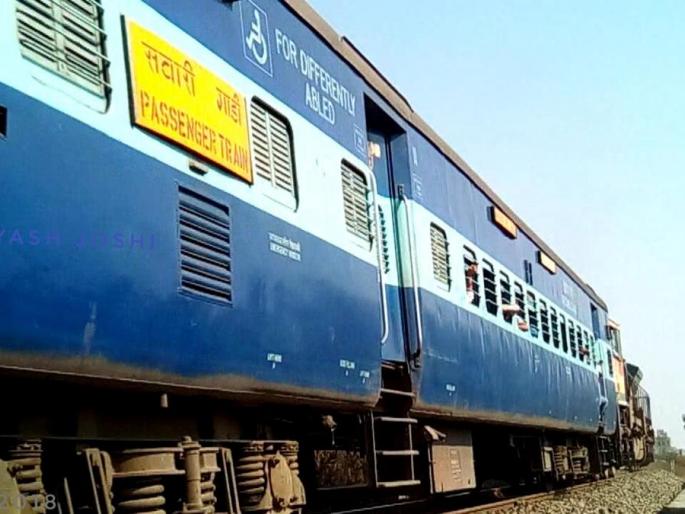 Dirtyness in Purna-Akola Passenger | पूर्णा-अकोला पॅसेंजर गाडीत घाण, दुर्गंधी; प्रवाशांचे आरोग्य धोक्यात Dirtyness in Purna-Akola Passenger | पूर्णा-अकोला पॅसेंजर गाडीत घाण, दुर्गंधी; प्रवाशांचे आरोग्य धोक्यात