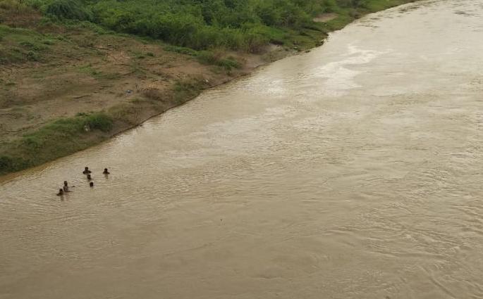 The young man who went to bath the bulls was drowned into the river Purna | बैलांना आंघोळ घालण्यासाठी गेलेला तरुण पूर्णा नदीत वाहून गेला