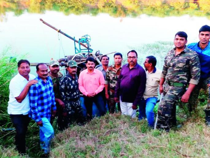 Malkapur: The boat used to steal the sand from river basin was seized | मलकापूर : नदीपात्रातून रेती चोरीसाठी वापरलेली बोट जप्त Malkapur: The boat used to steal the sand from river basin was seized | मलकापूर : नदीपात्रातून रेती चोरीसाठी वापरलेली बोट जप्त