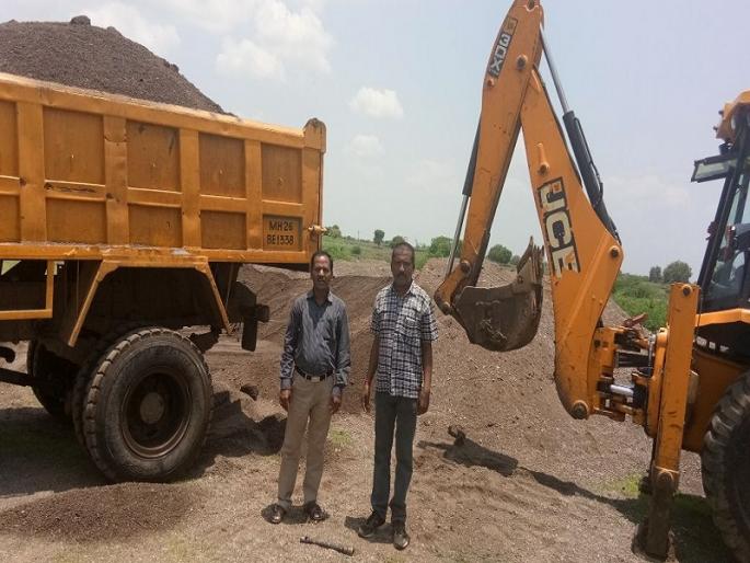 80 brass illegal sand stocks seized in Tehsildar's raids at Purna | पूर्णा येथे तहसीलदारांच्या छाप्यात ८० ब्रास अवैध वाळू साठा जप्त 80 brass illegal sand stocks seized in Tehsildar's raids at Purna | पूर्णा येथे तहसीलदारांच्या छाप्यात ८० ब्रास अवैध वाळू साठा जप्त