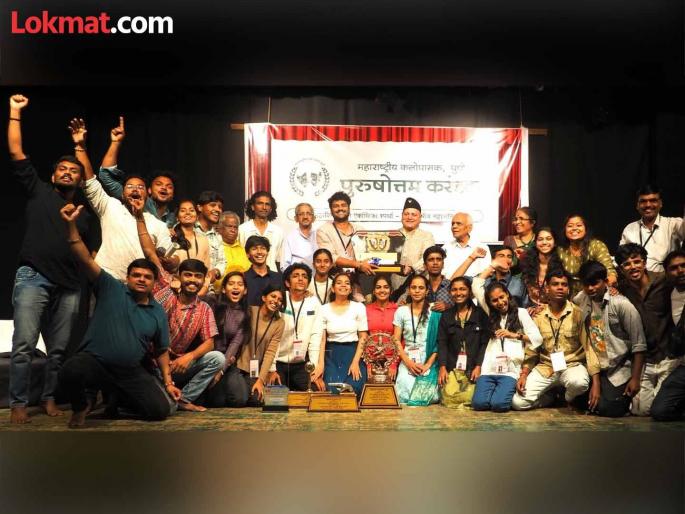The grand finale of Purushottam is a huge success for Kolhapurites this year...! 'Yatra' one-act play engraves its name on the trophy | पुरुषोत्तमच्या महाअंतिम फेरीत यंदा आव्वाज कोल्हापूरकरांचा...! 'यात्रा' एकांकिकेने करंडकावर कोरले नाव The grand finale of Purushottam is a huge success for Kolhapurites this year...! 'Yatra' one-act play engraves its name on the trophy | पुरुषोत्तमच्या महाअंतिम फेरीत यंदा आव्वाज कोल्हापूरकरांचा...! 'यात्रा' एकांकिकेने करंडकावर कोरले नाव