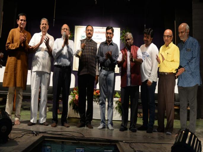 Purushottam Trophy starts in Jalgaon | पुरुषोत्तम करंडक स्पर्धेला जळगावात थाटात प्रारंभ Purushottam Trophy starts in Jalgaon | पुरुषोत्तम करंडक स्पर्धेला जळगावात थाटात प्रारंभ