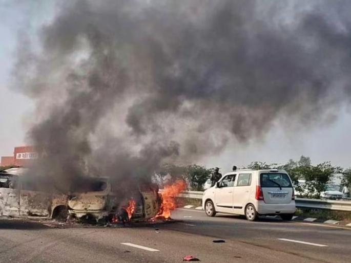 purvanchal expressway accident five burned alive car cng tank caught fire barabanki | भयंकर! पूर्वांचल एक्स्प्रेस-वेवर भीषण अपघात; कॉन्स्टेबलच्या कुटुंबातील ५ जणांचा होरपळून मृत्यू