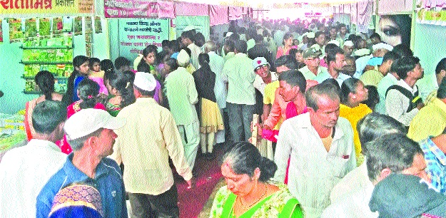 An unprecedented response from farmers to exhibition of farmers' services for servicing agricultural exhibition. | सेवागिरी कृषी प्रदर्शनाला शेतकºयांकडून अभूतपूर्व प्रतिसाद -राज्यभरातील शेतकºयांची प्रदर्शनाला भेट  An unprecedented response from farmers to exhibition of farmers' services for servicing agricultural exhibition. | सेवागिरी कृषी प्रदर्शनाला शेतकºयांकडून अभूतपूर्व प्रतिसाद -राज्यभरातील शेतकºयांची प्रदर्शनाला भेट