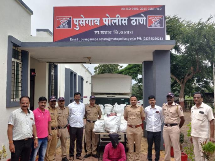 Illegal Gutkha traffic in Pusegaon, goods worth five lakh rupees seized | सातारा: पुसेगावात अवैध गुटखा वाहतूक, पावणे पाच लाख रुपयांचा मुद्देमाल जप्त; एकजण ताब्यात Illegal Gutkha traffic in Pusegaon, goods worth five lakh rupees seized | सातारा: पुसेगावात अवैध गुटखा वाहतूक, पावणे पाच लाख रुपयांचा मुद्देमाल जप्त; एकजण ताब्यात