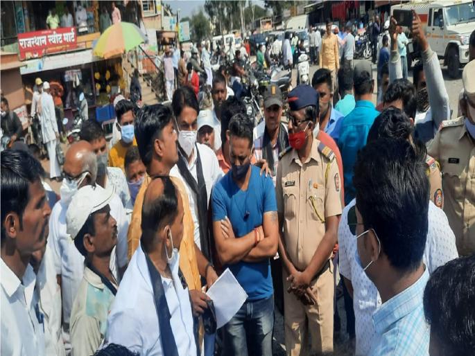 Work on Satara Tembhurni National Highway stalled, Rasta Roko movement in Pusegaon | सातारा-टेंभुर्णी राष्ट्रीय महामार्गाचे काम रखडलेले, आक्रमक ग्रामस्थांचे पुसेगावात रास्ता रोको आंदोलन Work on Satara Tembhurni National Highway stalled, Rasta Roko movement in Pusegaon | सातारा-टेंभुर्णी राष्ट्रीय महामार्गाचे काम रखडलेले, आक्रमक ग्रामस्थांचे पुसेगावात रास्ता रोको आंदोलन