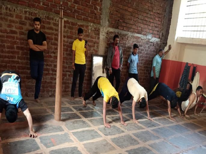 A record of 310 thrusts in ten minutes, a thrusting competition was held in Sangli | दहा मिनिटात ३१० जोर मारण्याचा विक्रम, सांगलीत रंगल्या जोर मारण्याच्या स्पर्धा