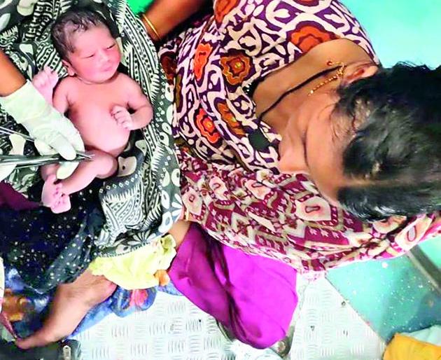 Pushpa Express in Bhushan | भुसावळात पुष्पक एक्सप्रेसमध्ये अवतरली ‘पुष्पा’