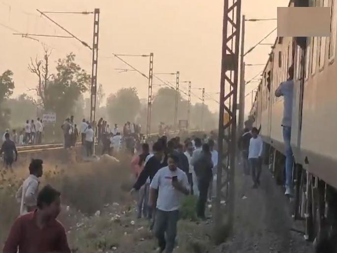 Pushpak - Bengaluru Train Accident Jalgaon Update: 50 to 60 people ran onto the opposite track and were crushed; 12 people have died so far | ५० ते ६० जण समोरच्या रुळावर धावले, अन् चिरडले गेले; जळगाव रेल्वे दुर्घटनेत आतापर्यंत १२ जणांचा मृत्यू Pushpak - Bengaluru Train Accident Jalgaon Update: 50 to 60 people ran onto the opposite track and were crushed; 12 people have died so far | ५० ते ६० जण समोरच्या रुळावर धावले, अन् चिरडले गेले; जळगाव रेल्वे दुर्घटनेत आतापर्यंत १२ जणांचा मृत्यू