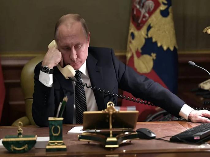 Why does Vladimir Putin only use landlines? Fear is behind his avoidance of smartphones; he doesn't even touch them | पुतिन फक्त लँडलाइन का वापरतात? स्मार्टफोन टाळण्यामागे आहे भीती; हातही लावत नाहीत