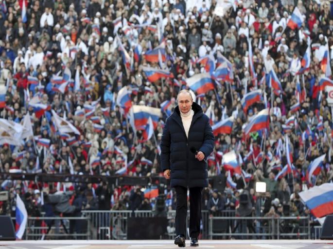 russian government TV channel stopped broadcasting vladimir Putins rally and then gave clarification of technical fault russia ukraine | सरकारी टीव्ही चॅनलनंच पुतीन यांच्या रॅलीचं प्रसारण थांबवलं आणि मग... russian government TV channel stopped broadcasting vladimir Putins rally and then gave clarification of technical fault russia ukraine | सरकारी टीव्ही चॅनलनंच पुतीन यांच्या रॅलीचं प्रसारण थांबवलं आणि मग...
