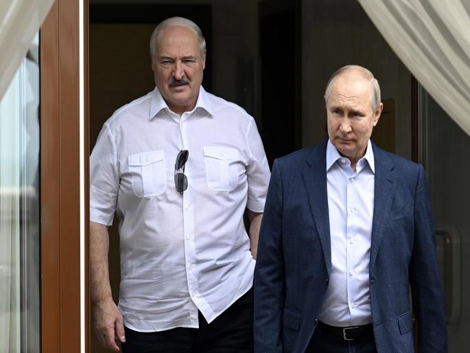 Europe's last dictator! Vladimir Putin's friend...who is Alexander Lukashenko? sworn in as President for the seventh time | युरोपचे शेवटचे हुकूमशहा! व्लादिमीर पुतिन यांचे मित्र...कोण आहेत अलेक्झांडर लुकाशेन्को? Europe's last dictator! Vladimir Putin's friend...who is Alexander Lukashenko? sworn in as President for the seventh time | युरोपचे शेवटचे हुकूमशहा! व्लादिमीर पुतिन यांचे मित्र...कोण आहेत अलेक्झांडर लुकाशेन्को?