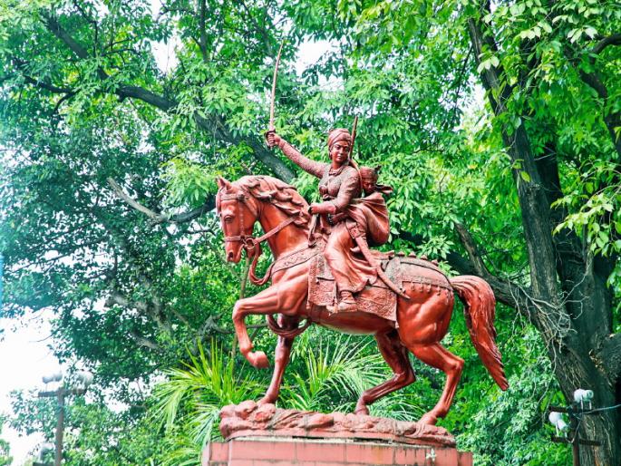 Why do you damage the original beauty of the sculpture by painting the statues? Artist's question to Pune Municipal Corporation | पुतळे रंगवून शिल्पाकृतीच्या मूळ सौंदर्यांची हानी का करता? कलावंतांचा पुणे महापालिकेला सवाल Why do you damage the original beauty of the sculpture by painting the statues? Artist's question to Pune Municipal Corporation | पुतळे रंगवून शिल्पाकृतीच्या मूळ सौंदर्यांची हानी का करता? कलावंतांचा पुणे महापालिकेला सवाल
