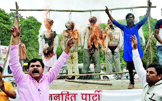 Combustion of effigies who burnt copy of the Constitution | संविधानाची प्रत जाळणाऱ्या समाजकंटकांच्या पुतळ्यांचे दहन Combustion of effigies who burnt copy of the Constitution | संविधानाची प्रत जाळणाऱ्या समाजकंटकांच्या पुतळ्यांचे दहन