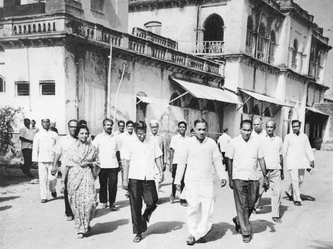 Government's negligence on 'Super 40' Student Policy | 'सुपर ४०' विद्यार्थी घडविणाऱ्या विद्यानिकेतनच्या धोरणावर शासनाची उदासीनता Government's negligence on 'Super 40' Student Policy | 'सुपर ४०' विद्यार्थी घडविणाऱ्या विद्यानिकेतनच्या धोरणावर शासनाची उदासीनता