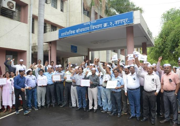 Take drastic action against assaulter on the engineers : Engineers staged demonstration in Nagpur | अभियंत्यांना मारहाण करणाऱ्यांवर कठोर कारवाई करा : नागपुरात अभियंत्यांची निदर्शने