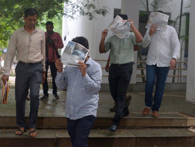 The contractor's escape by the construction material was discarded ... | बांधकाम साहित्य टाकून ठेकेदाराचे पलायन... The contractor's escape by the construction material was discarded ... | बांधकाम साहित्य टाकून ठेकेदाराचे पलायन...