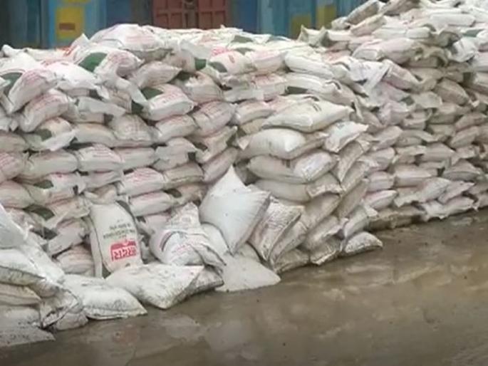 Forced 'linking' of chemical fertilizers with urea; Ginger crop of discord | युरियासोबत रासायनिक खतांच्या ‘लिंकिंग’ची सक्ती; मतभेदाचे आले पीक Forced 'linking' of chemical fertilizers with urea; Ginger crop of discord | युरियासोबत रासायनिक खतांच्या ‘लिंकिंग’ची सक्ती; मतभेदाचे आले पीक