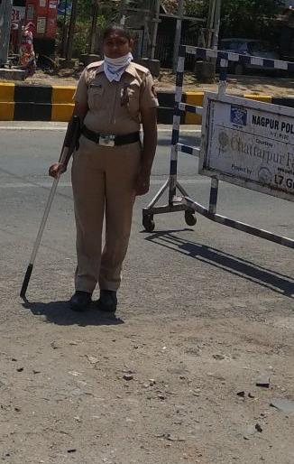 Lady police on her duty in Nagpur | मी कर्तव्यदक्ष माउली; संसर्गाच्या दहशतीत कर्तव्य प्रथम Lady police on her duty in Nagpur | मी कर्तव्यदक्ष माउली; संसर्गाच्या दहशतीत कर्तव्य प्रथम