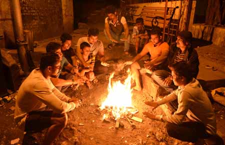 A wave of cold filled Solapur; A decrease of six degrees in ten days | हुडहुडी भरणाऱ्या थंडीची सोलापुरात आली लाट; दहा दिवसात सहा अंशांची घट 