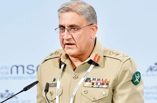 Pakistan Army Chief General Qamar Javed Bajwa Tenure Extended For Another 3 Years | पाकिस्तान बिथरलं! भारताशी तणावाच्या पार्श्वभूमीवर लष्करप्रमुखाचा कार्यकाळ वाढविला Pakistan Army Chief General Qamar Javed Bajwa Tenure Extended For Another 3 Years | पाकिस्तान बिथरलं! भारताशी तणावाच्या पार्श्वभूमीवर लष्करप्रमुखाचा कार्यकाळ वाढविला