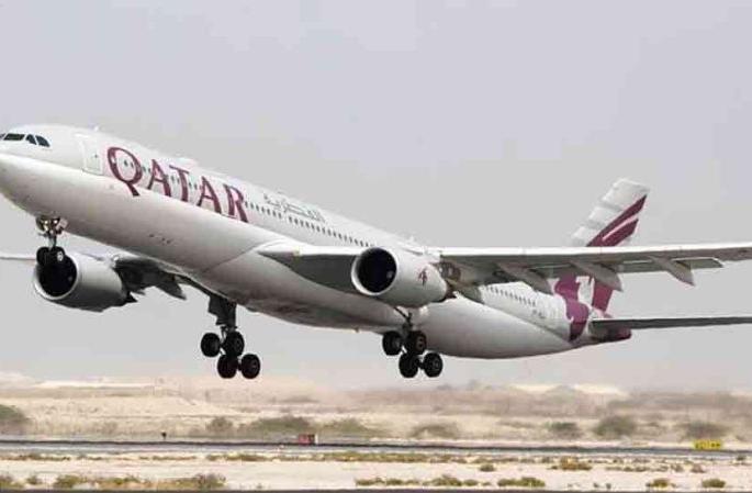 A passenger in plane was hit by a heart attack, declared dead | प्रवाशाला विमानात हृदयविकाराचा झटका, मृत घोषित A passenger in plane was hit by a heart attack, declared dead | प्रवाशाला विमानात हृदयविकाराचा झटका, मृत घोषित