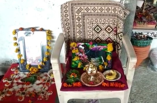 The Farkade family in Yavatmal district did ritual after the death of a pet dog | यवतमाळ जिल्ह्यातील फरकाडे कुटुंबाने लाडक्या श्वानाच्या निधनानंतर केली तेरावी