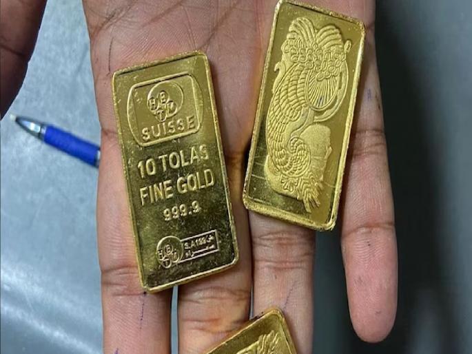 Smugglers jailed from running trains; three kilos of gold seized | आझाद हिंद एक्सप्रेसमध्ये गोल्ड स्मगलिंग: धावत्या रेल्वेतून तस्कर जेरबंद; सव्वातीन किलो सोने जप्त Smugglers jailed from running trains; three kilos of gold seized | आझाद हिंद एक्सप्रेसमध्ये गोल्ड स्मगलिंग: धावत्या रेल्वेतून तस्कर जेरबंद; सव्वातीन किलो सोने जप्त