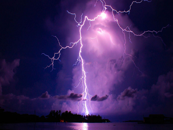 One killed by lightning in Nilangya, highway water in shop in Aurad | निलंग्यात वीज पडून एक ठार, औरादमध्ये महामार्गाचे पाणी दुकानात One killed by lightning in Nilangya, highway water in shop in Aurad | निलंग्यात वीज पडून एक ठार, औरादमध्ये महामार्गाचे पाणी दुकानात