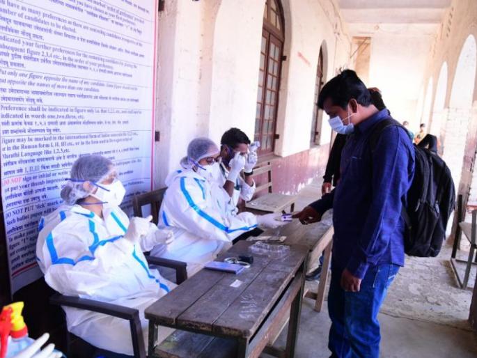 Slow polling in Amravati | अमरावतीमध्ये कोरोनाचे सावटात सावकाश मतदान Slow polling in Amravati | अमरावतीमध्ये कोरोनाचे सावटात सावकाश मतदान