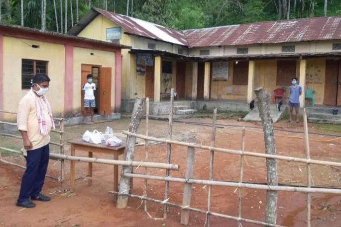 Quarantine dispute between youths in Angaon, quarantine in beed dharur MMG | शाळेत क्वारंटाईन अन् गावातील तरुणांमध्ये व्हॉट्सअॅपवरुन वाद, दोन्ही कुटुंबाला केलं क्वारंटाईन Quarantine dispute between youths in Angaon, quarantine in beed dharur MMG | शाळेत क्वारंटाईन अन् गावातील तरुणांमध्ये व्हॉट्सअॅपवरुन वाद, दोन्ही कुटुंबाला केलं क्वारंटाईन